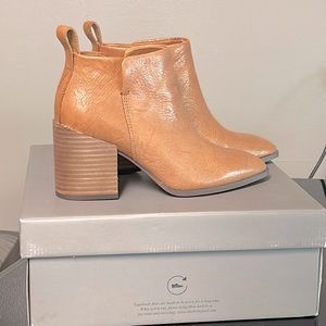 Womens Vionic heeled bootie, brown size 7.5